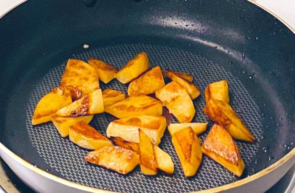 Let’s make some freshly cleaned/peeled/chopped pan fried potatoes! #CTE #cookingskills @lisdcte @LHSKillough #lifetimenutritionandwellness #reallifeskills