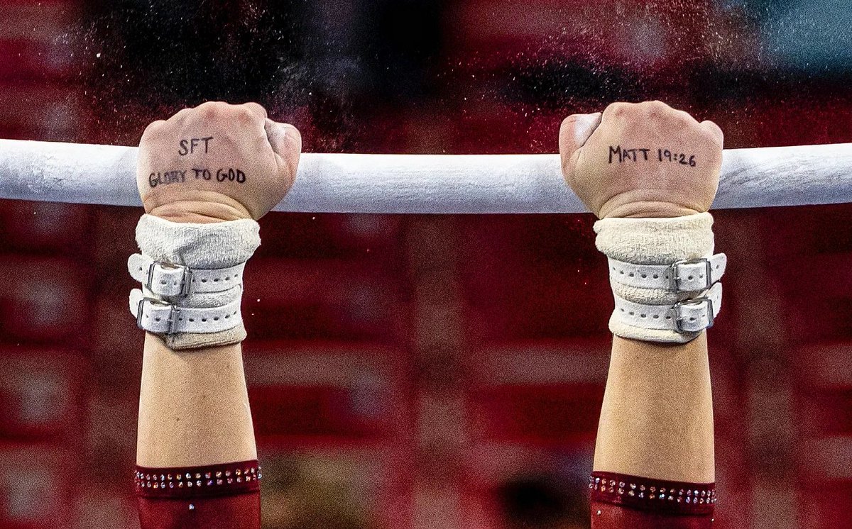 A cool unintentional pic of Jordyn Lyden of <a href="/GopherWGym/">Minnesota Women’s Gym</a>.
SFT Glory to God &amp; Matt 19:26 
#NCAAGym
