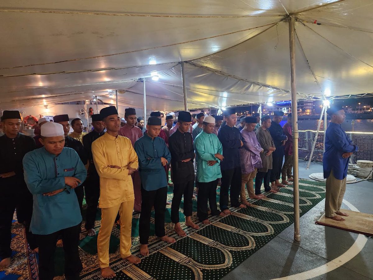 Majlis Berbuka Puasa dan Penyampaian Sumbangan Kebajikan telah dilaksanakan di geladak penerbangan. PM KD TEGUH SAMUDERA turut menyampaikan amanat Hari Raya Aidilfitri kepada kesemua warga KD TEGUH SAMUDERA.

Majlis juga disertai oleh Pegawai Kanan Skuadron Kapal Latihan Ke-27.