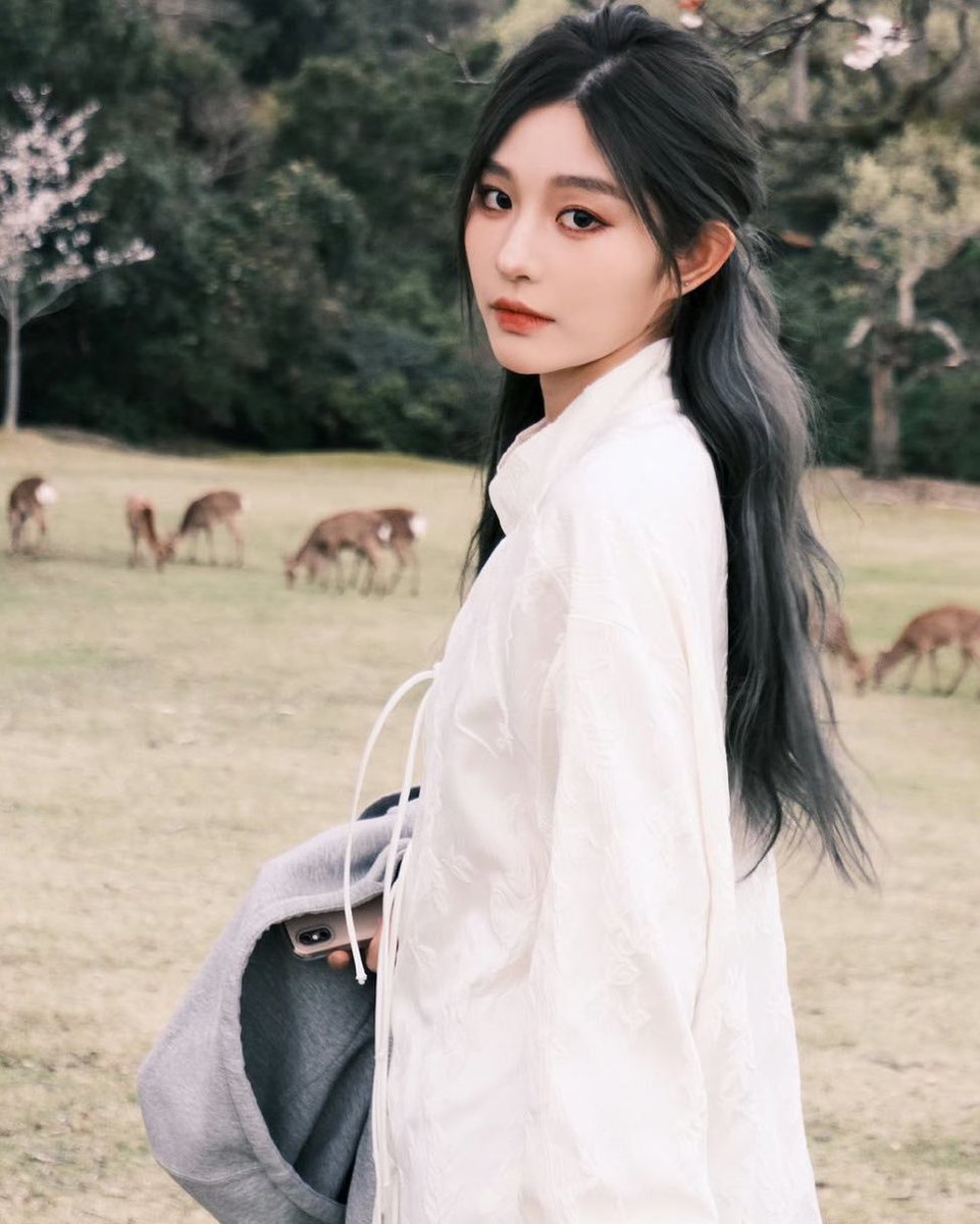 จะมีอยู่คนนึงที่จะคอยถือเสื้อไว้ให้ใส่ตลอด...