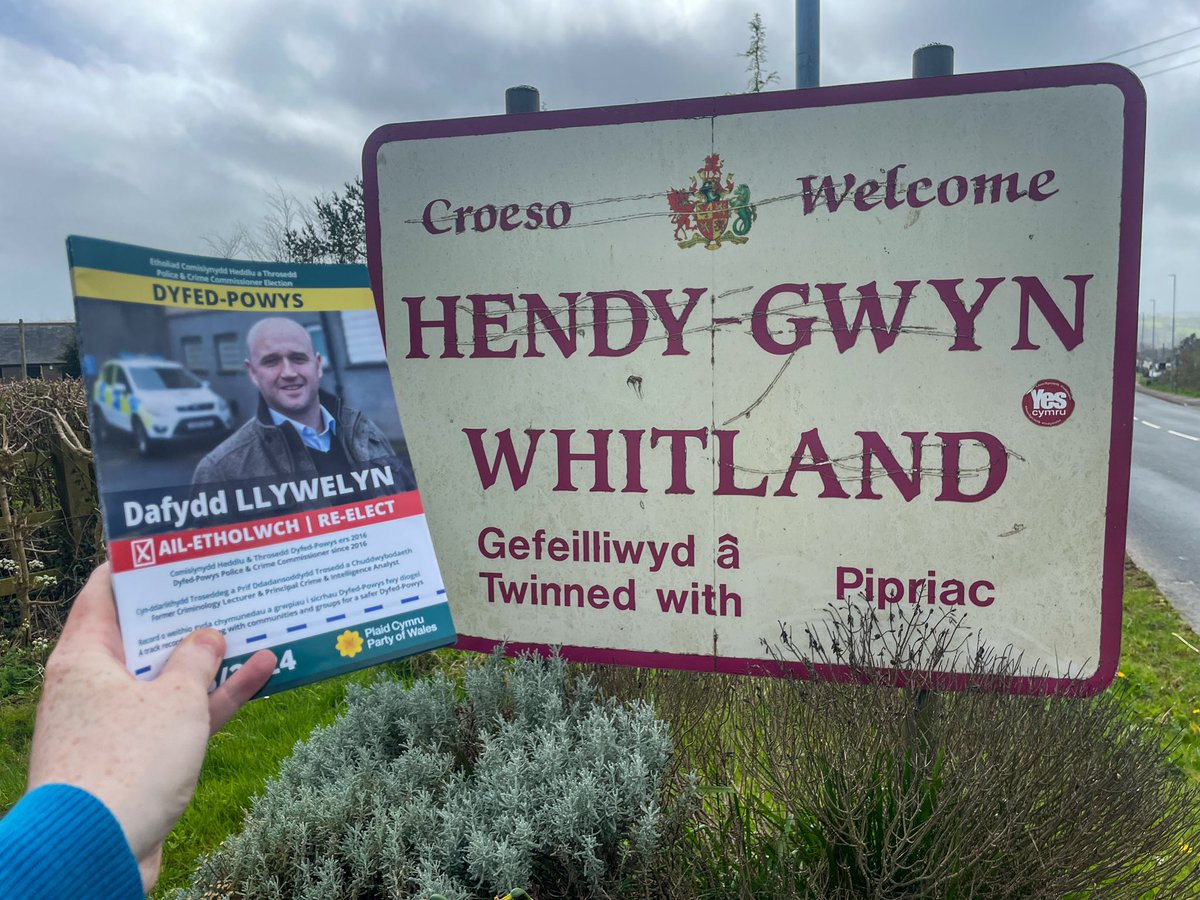 Ymgyrchu dros @DafyddLlywelyn yn Hendy Gwyn(tog) y prynhawn yma. 💨 Less than a month to go until the Police & Crime Commissioner election - out campaigning for @Plaid_Cymru's Dyfed-Powys candidate, @DafyddLlywelyn in windy Whitland this afternoon. 💨