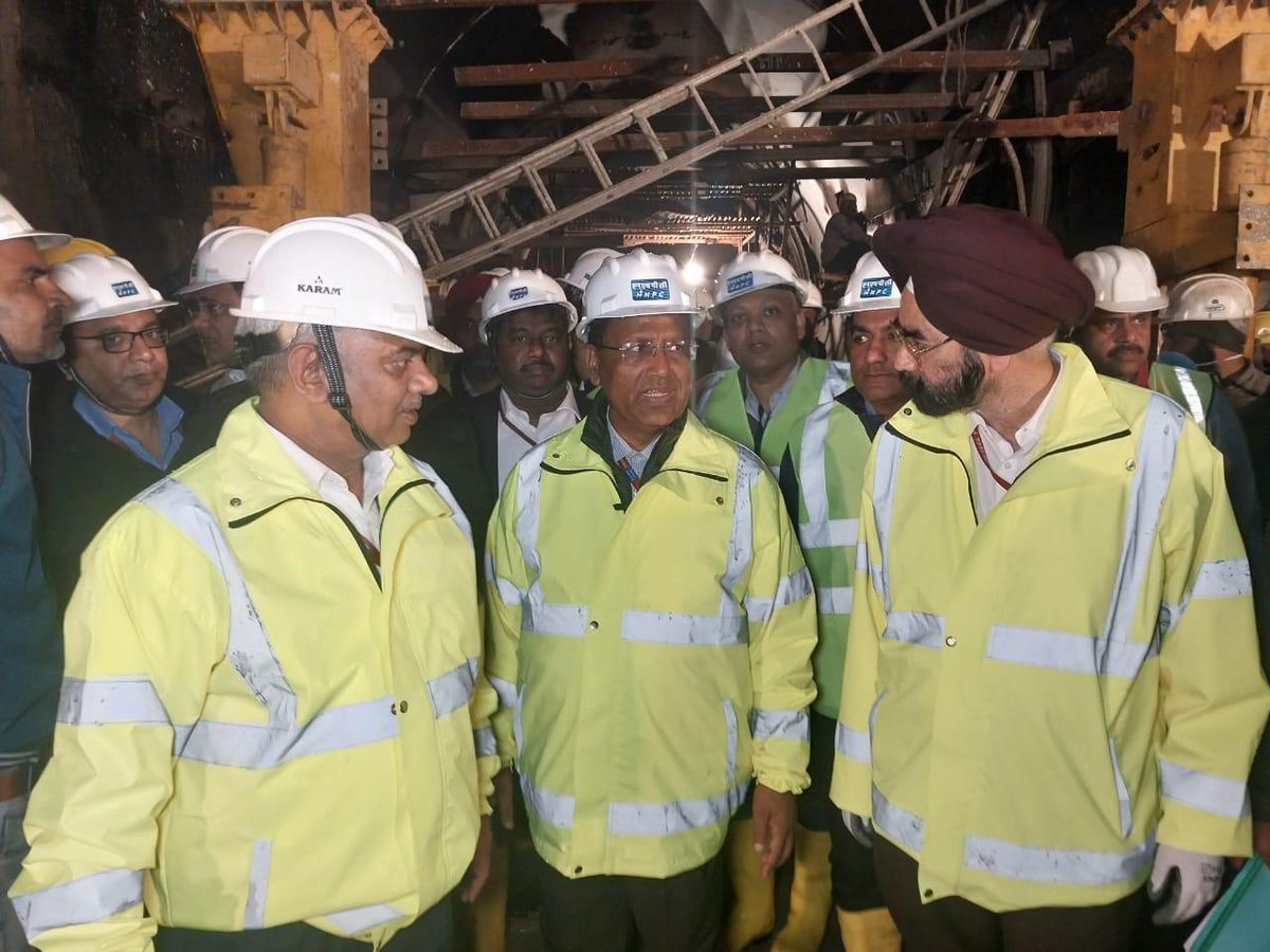 Sh R.P. Goyal, CMD, #NHPC & Sh R.K. Chaudhary, Director (Tech & Proj), NHPC alongwith ED (PMSG) & HoP, 800 MW Parbati-II HEP (HP) visited the Project's HRT site & reviewed the progress of ongoing works. #hydropower #RenewableEnergy @MinOfPower @PIB_India
