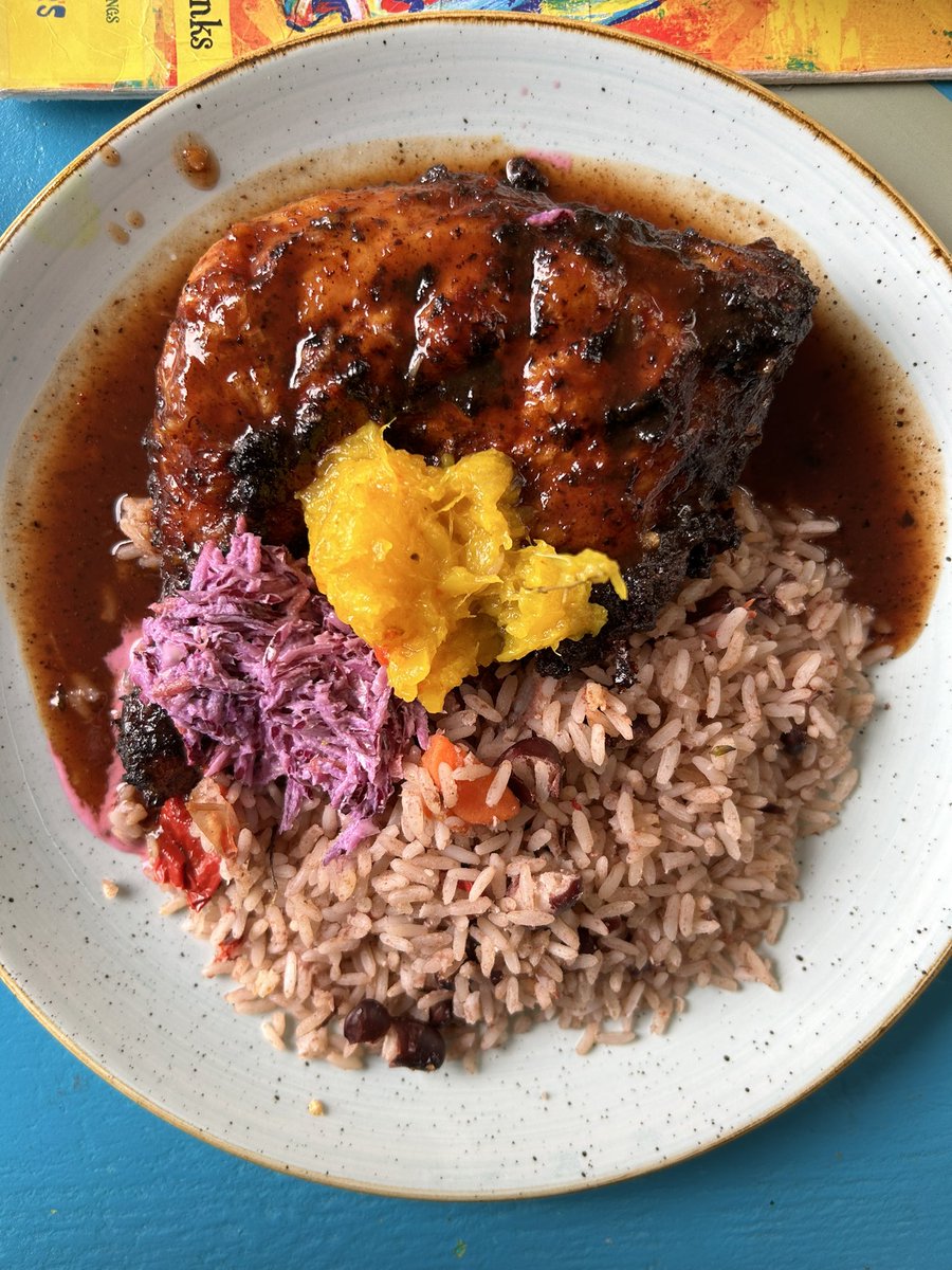 Delicious jerk chicken @fishwingstings with two legends Prof Vernon OBE and Yvonne Field OBE #Brixton #Windrush #Justice @ppvernon @ubeleinitiative