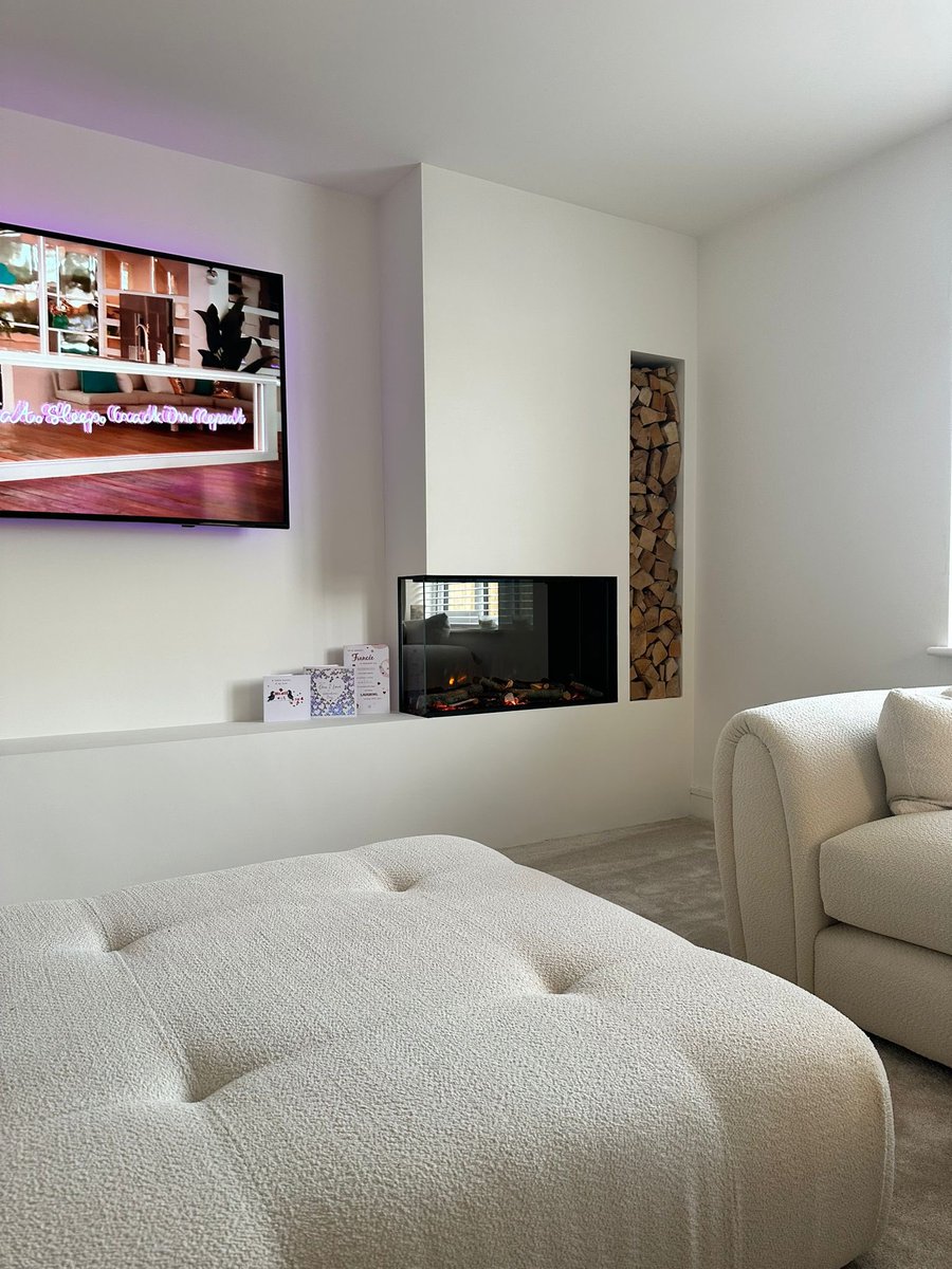 Not always symmetrical 🔥

This media wall is simply fantastic! 

This L shape media wall is an amazing way to create a media wall look and also have a ledge for decor too! 

Big thanks to @misscallyjane &amp; <a href="/dj/">Dorothy Jean Chang</a>.oneal30 on this one, it’s a beauty 🤩