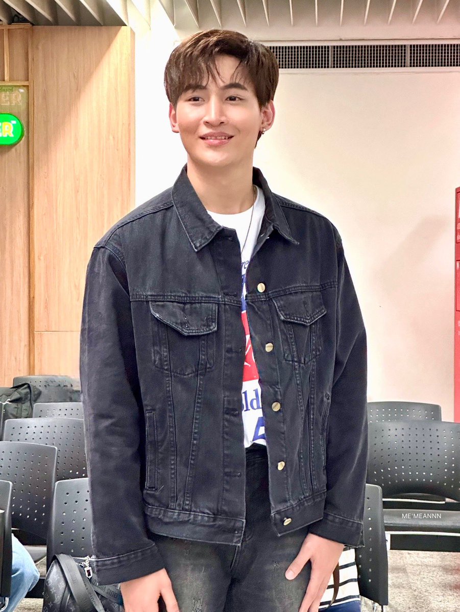 บอกกันไปเเล้วว่าวันนี้เก่งมากๆ สนุกมากๆ เป็นพี่มี่ที่น่ารัก สดใส ร้อง เล่น เต้น โชว์ เอ็นจอยกับทุกสิ่งทุกอย่างเพื่อรอยยิ้มเเละความสุขของเเฟนๆทุกคน ปรบมือดังๆ รัวๆให้ตัวเองด้วยครับ 👏🏻✨ เเล้วเคล้งๆ พักผ่อนเยอะๆ ฝันดีนะครับ 🩵

#CentralDenimxOhm
#OhmThitiwat