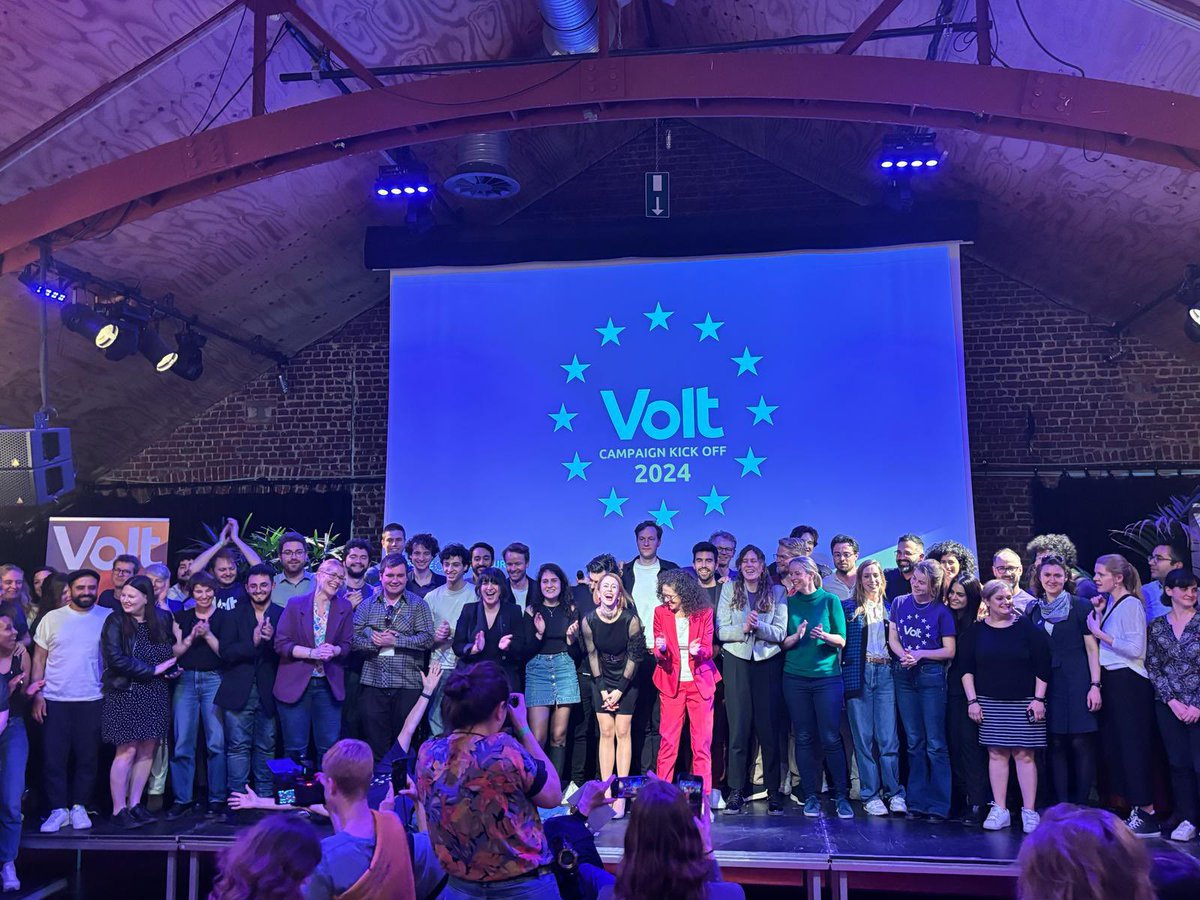 Wij zijn Europa. Volt voert Europees campagne — niet alleen in Nederland, maar in alle EU-landen met hetzelfde programma. Want als de grote uitdagingen van nu grensoverstijgend zijn, waarom is de politiek dat dan nog niet? Foto: de allereerste transnationale kandidatenlijst! 🇪🇺