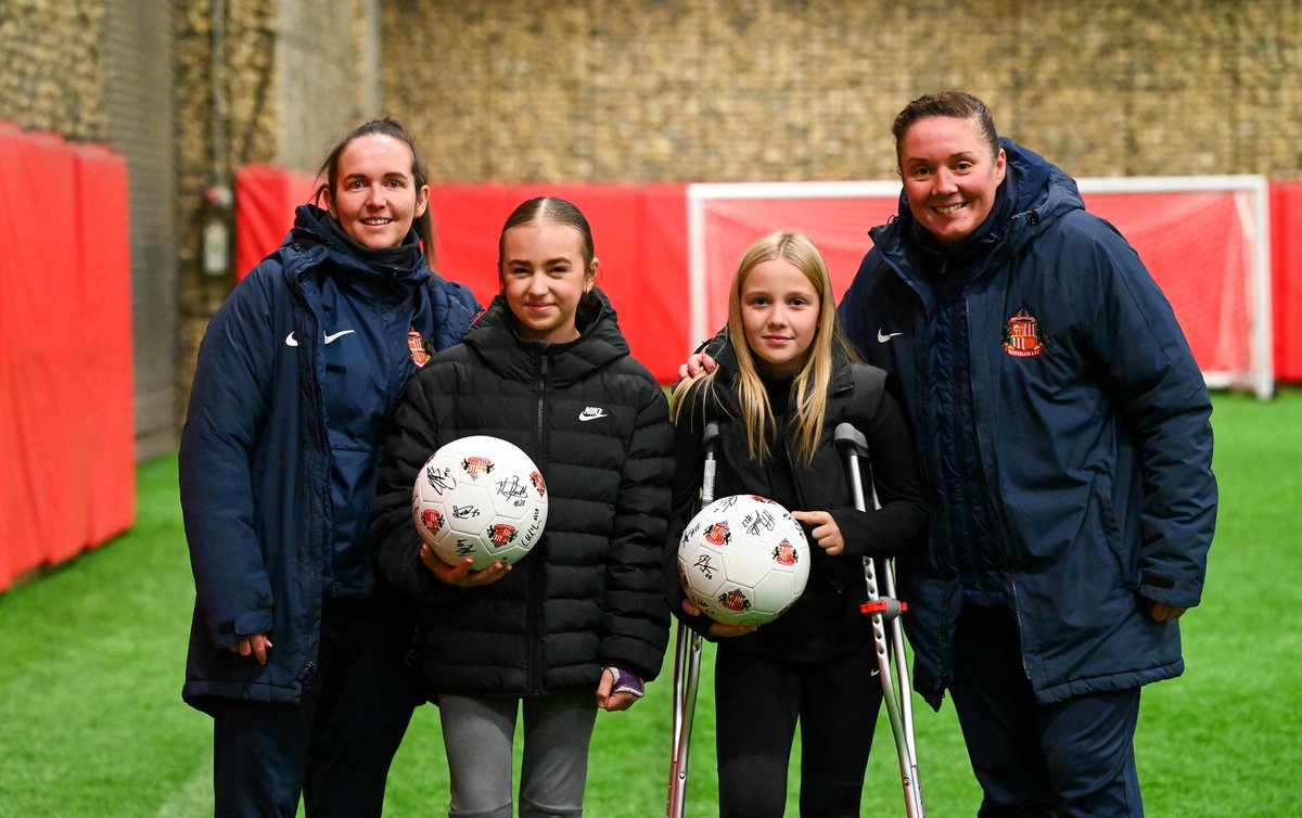 SAFCWomen's tweet photo. Two of our Under-12 players, Emily Watkinson and Rae Davies, recently suffered injuries so we invited them to our first-team training to meet the squad and cheer them up ❤️🤍

Hope you enjoyed it, Lasses! 🫶

#SAFCWomen https://t.co/VMSQftvsE4
