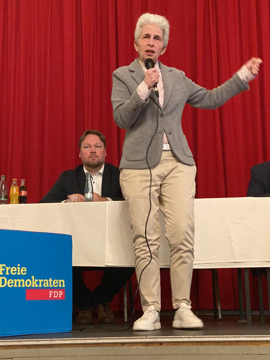 Marschmensch's tweet photo. Bärenstarker Auftritt von @MAStrackZi in #Dithmarschen. Die Düsseldorferin rockt #Marne mit Klartext pur und einer guten Prise Humor. Eine bewundernswert couragierte Frau, zurecht Spitzenkandidatin der #fdp für die #Europawahl. https://t.co/ILubbM6Cu3
