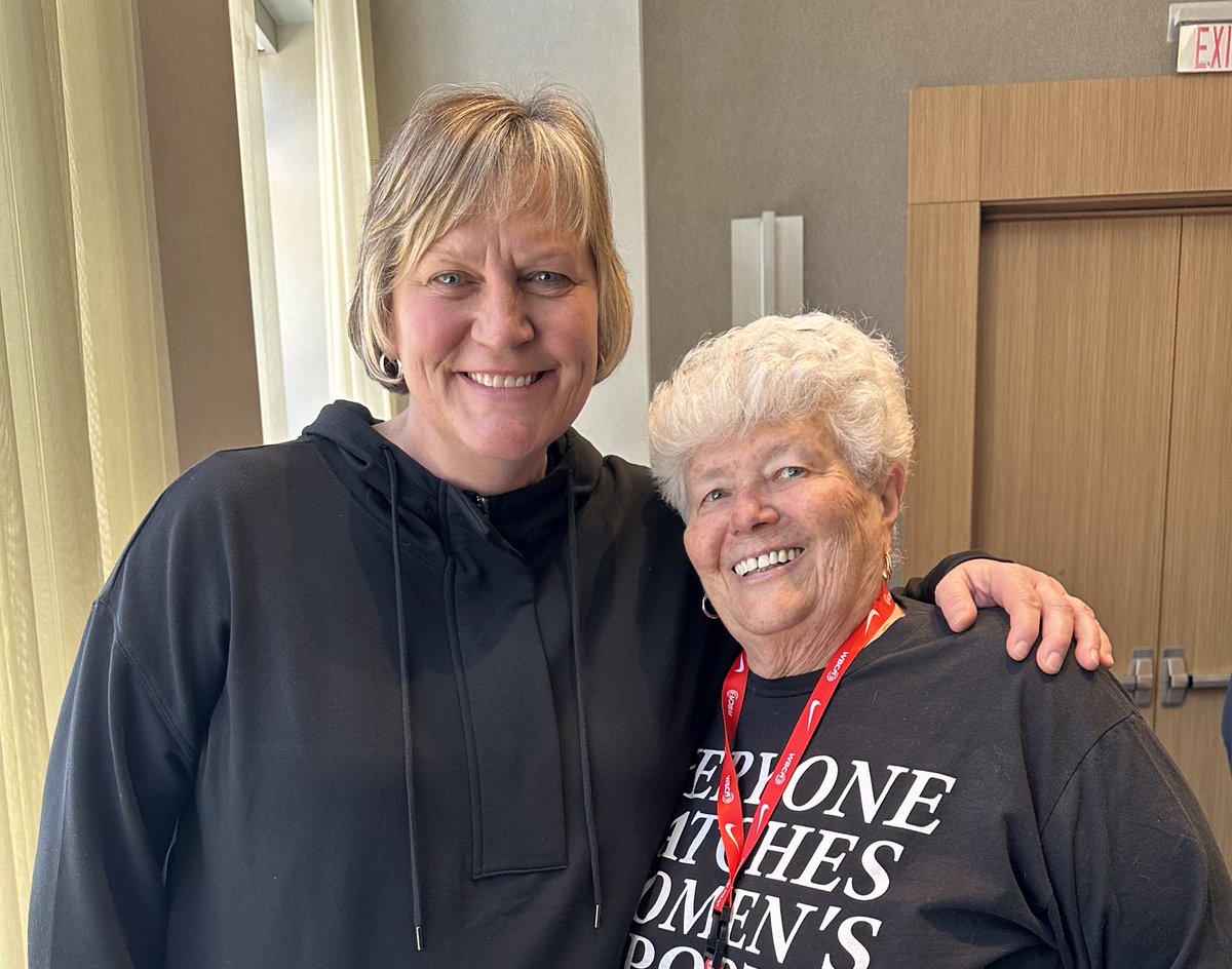 Caught up with my former college coach and @CanesWBB legend, Lin Dunn, today in Cleveland!