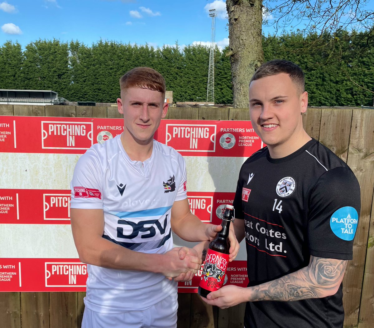 𝙈𝙊𝙏𝙈 | 𝙏𝙮𝙡𝙚𝙧 𝙀𝙙𝙬𝙖𝙧𝙙𝙨 Edwards came on in the first half and put in a great performance been involved in most of Boros best moments. Tyler was presented with his @DocksBeers Wilderness bottle at the end of the game. Congrats 👏 #OneBoro⚪️🔵🐗