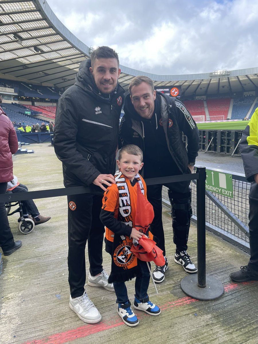 fraserbedwell's tweet photo. A very satisfying afternoon at @HampdenPark. Appears this young Arab only sees us score 5. Another four performances like that will do nicely @dundeeunitedfc 🙏🍊 https://t.co/RXzlDAbLWY