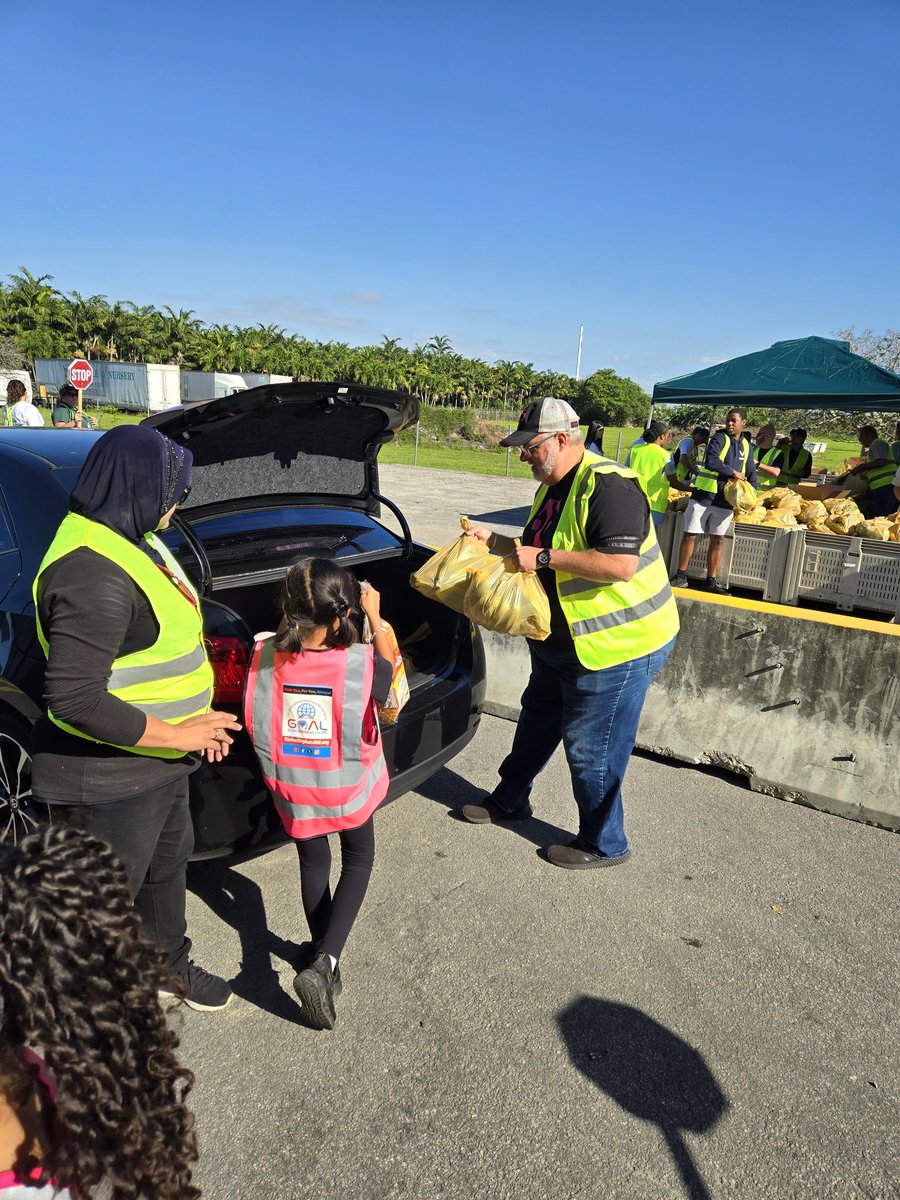 Volunteering with T-Mobile FL South Market team to serve our community at Share Farm in Homestead to load 1,244 cars with food for those families in need. Feeling blessed! #TMOAssurantPartnership #Assurantcares @pattyc101 @JacksonTingley @OJP305 @jorge_alvarez33 @AndrewBrandt