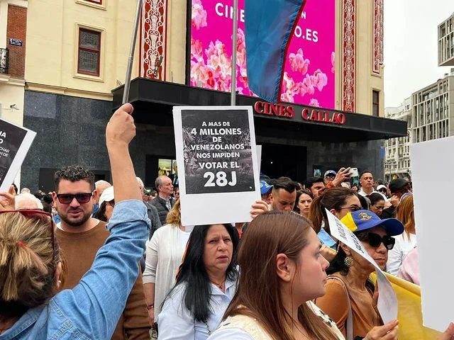 Protesta de venezolanos en Madrid, Barcelona 🇪🇸 para denunciar el bloqueo electoral y exigir el cese de las violaciones a los DDHH en Venezuela 🇻🇪

¡Luchamos por #EleccionesLibresVzla con <a href="/MariaCorinaYA/">María Corina Machado</a> - <a href="/yorisvillasana/">Corina Yoris</a>

#VenezolanosPorElMundo #VenezolanosEnEspaña 
#Venezuela