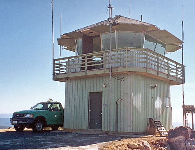 Blue Mountain’s current lookout replaced the original 1966 CCC era structure and overlooks Stanislaus National Forest. ALERTCalifornia also operates two cameras at this location: bit.ly/48X5v9e 📷: Fred Johnson/NHLR #FFLAALERTCalifornia