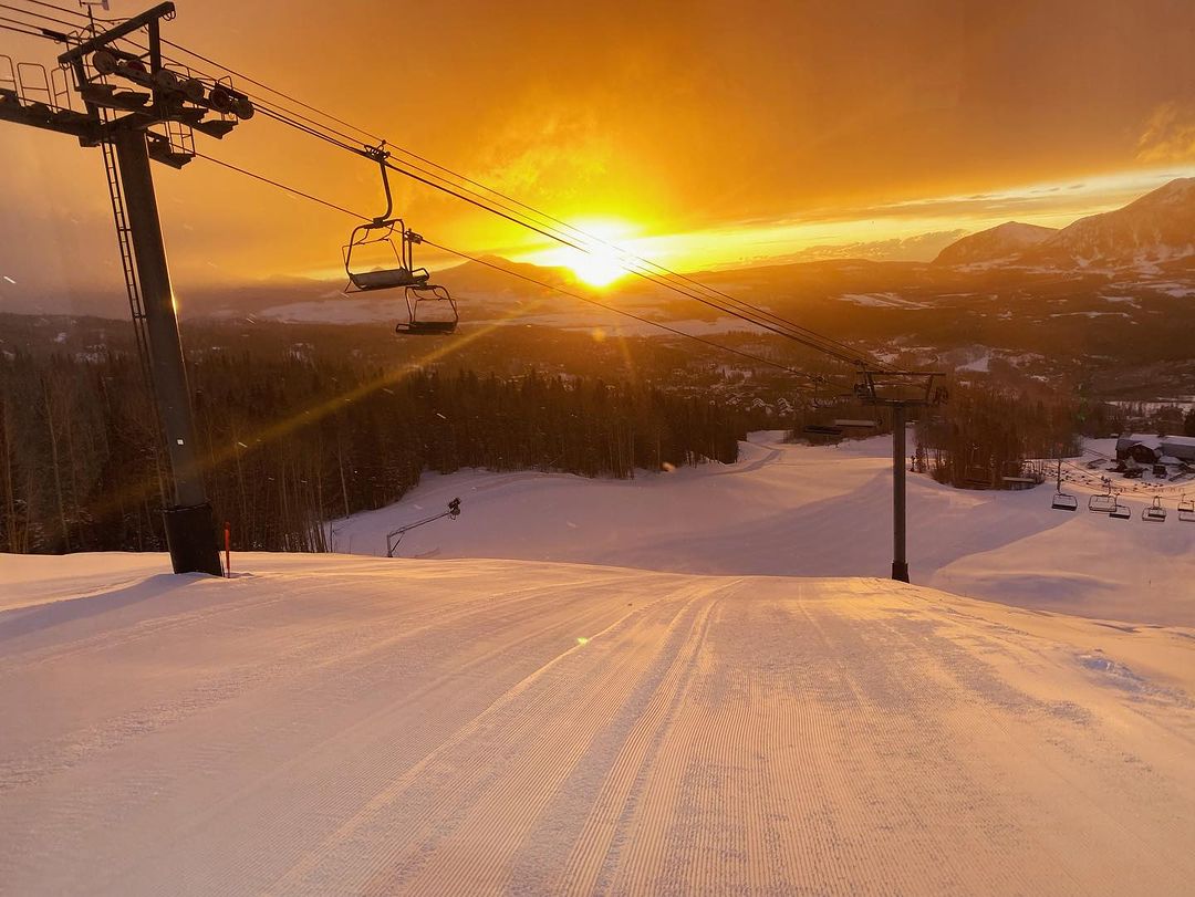 The sun is about to set on another amazing ski season in Telluride. Thank you to everyone who made it such a fabulous year! See you tomorrow at the pond skim to shut it all down. 🏄‍❄️ 📸: Christianna Catchpole