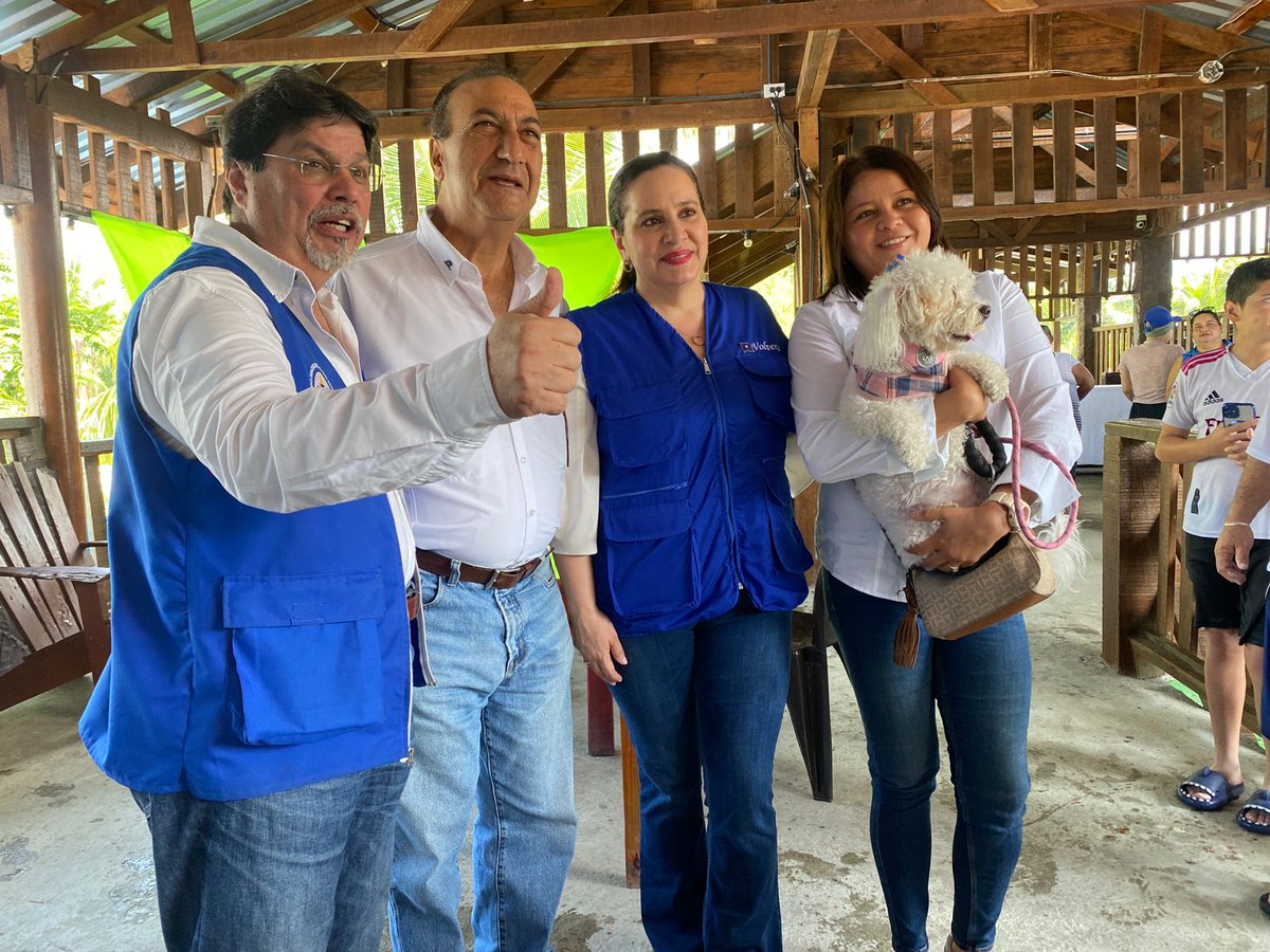 #HCHNoticias | La exprimera dama y esposa de Juan Orlando Hernández, Ana García, visita el municipio de Omoa para promover su precandidatura presidencial por el Partido Nacional de Honduras. ➡García asegura que tiene el total apoyo de su esposo JOH y de todo el Partido…