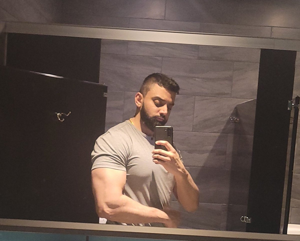 Have a good weekend! This washroom lighting was peak 😂