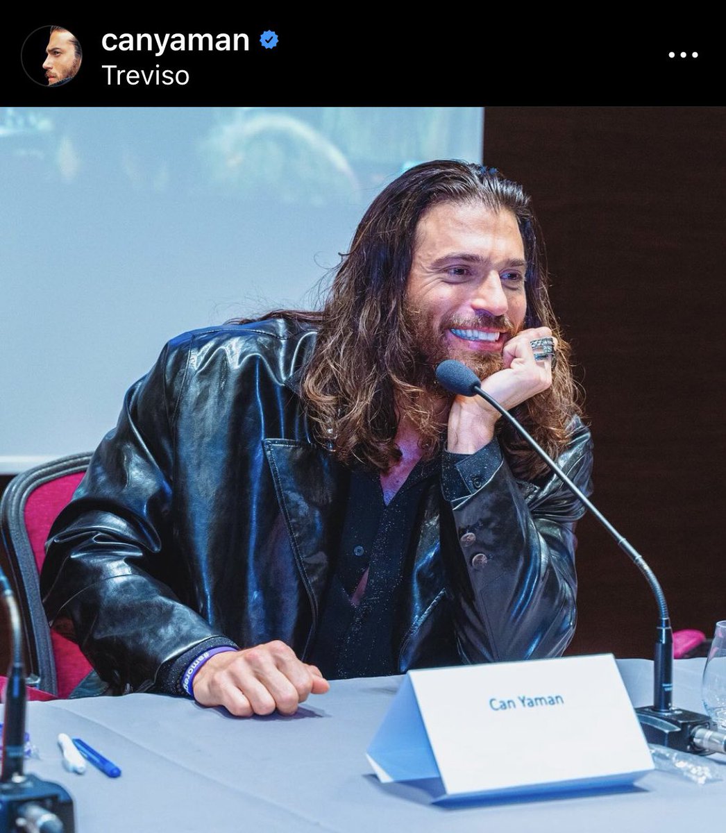 Nunzia83597019's tweet photo. Stasera mi è ritornato il desiderio di dare lustro alla conferenza stampa di Treviso e ancora mi emozionano le parole di Can
“È stata una tappa particolarmente viva ed intensa, forse la più emozionante, all'insegna dell'interazione e del dialogo”
#CanYaman
#CYFC https://t.co/pE4eZVuMph