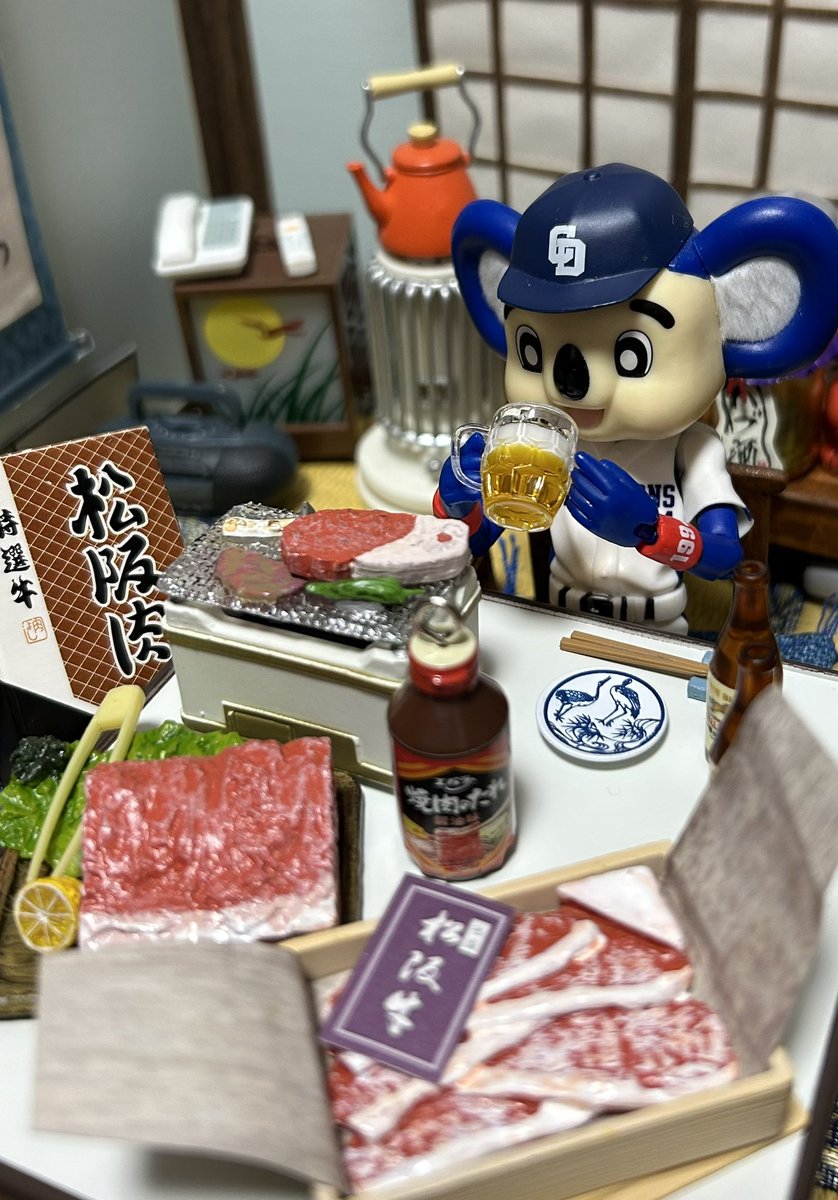 《どあらのグルメ》第19話
『先生ご自身に課金🥩🥩🥩』
頑張れドラゴンズ⚾️
なにかしら頑張ろう 
#ドアラ #ドアラ先生 #中日ドラゴンズ #勇龍突進 #figma #フィギュア #ガチャガチャ #ドールハウス #ミニチュア #ハンドメイド #リーメント #産地直送もぎたてパック #松阪牛 #三重県産 #課金