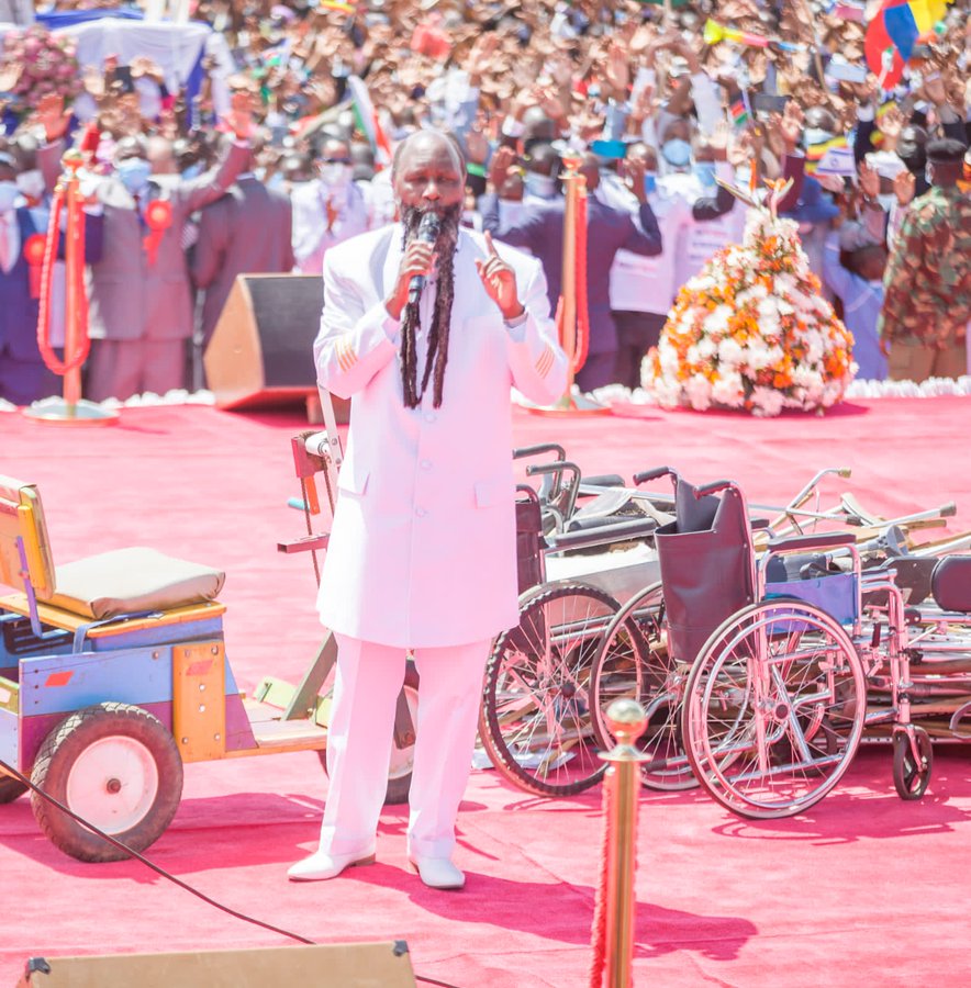 Wuuuuuuuuuuuuiii #LaSangreEternaDeJesús, The people were amazed when they saw the mute speaking, the crippled made well, the lame walking and the blind seeing. And they praised the God of Israel. Matthew 15:31