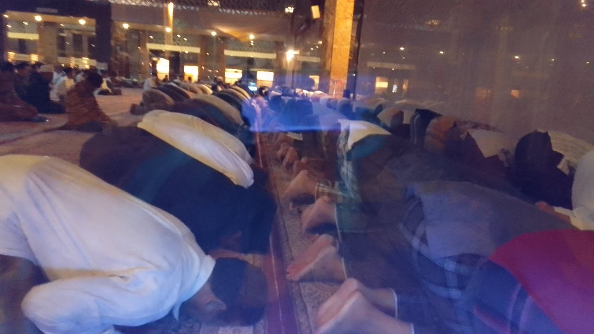 Jangan banyak makan, hanya menuruti hawa nafsu. Lihatlah nyamuk yang terus menghisap darah sampe akhirnya mati karena perut ga mungkin dibawa terbang. Latihan 28 hari puasa mestinya jadi awal utk perbaikan.

Intisari kultum Subuh di Masjid Namira, Lamongan. #ramadan1445h