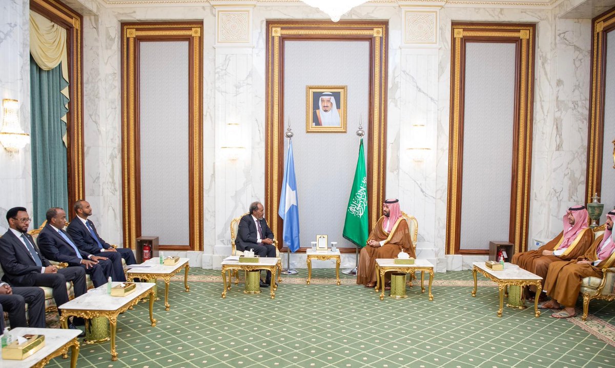 Pres. @HassanSMohamud met with Crown Prince Mohamed Bin Salman to discuss regional issues, enhancing cooperation b/w Somalia & Saudi Arabia, economic affairs, investment, trade, defense, security, & #Somalia's sovereignty. #Saudi Arabia reaffirmed its support for Somalia's unity.