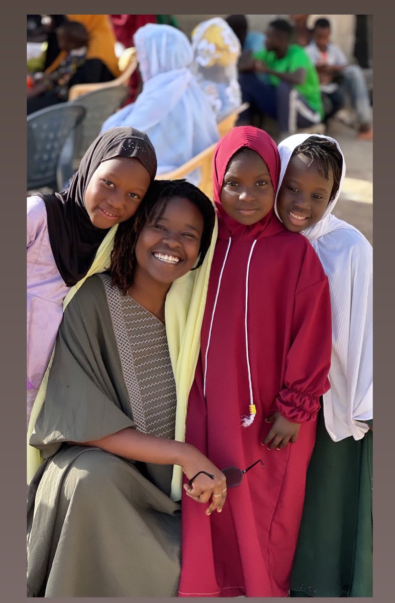 Vous avez trois de mes homonymes sur cette image 

-Sophie Candé imam momako toudé daram la done diapalé mou khey toudema dome. 
-Sophie Sakho son frère aînée avait des problèmes de santé gnou diapsi mou wér papam am dome bou djiguéne toudemako .
-Sophie Ndao gendarme bouma…