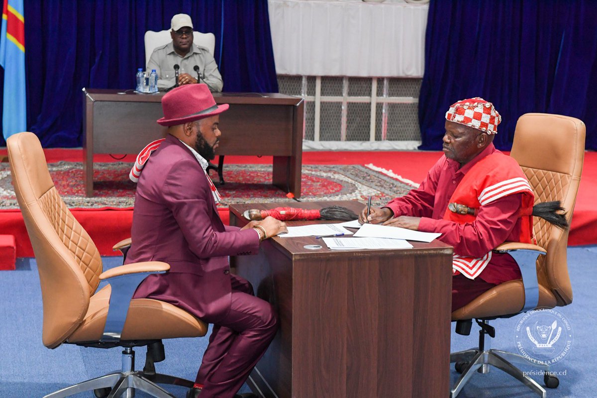 #RDC 06.04.2024|#Kinshasa Ce samedi soir à la Cité de l’Union africaine, le Président Félix Tshisekedi a procédé à la réconciliation des communautés Téké (#Maindombe) et Yaka (#Kwango), lesquelles étaient en conflit de droits fonciers depuis 2022.