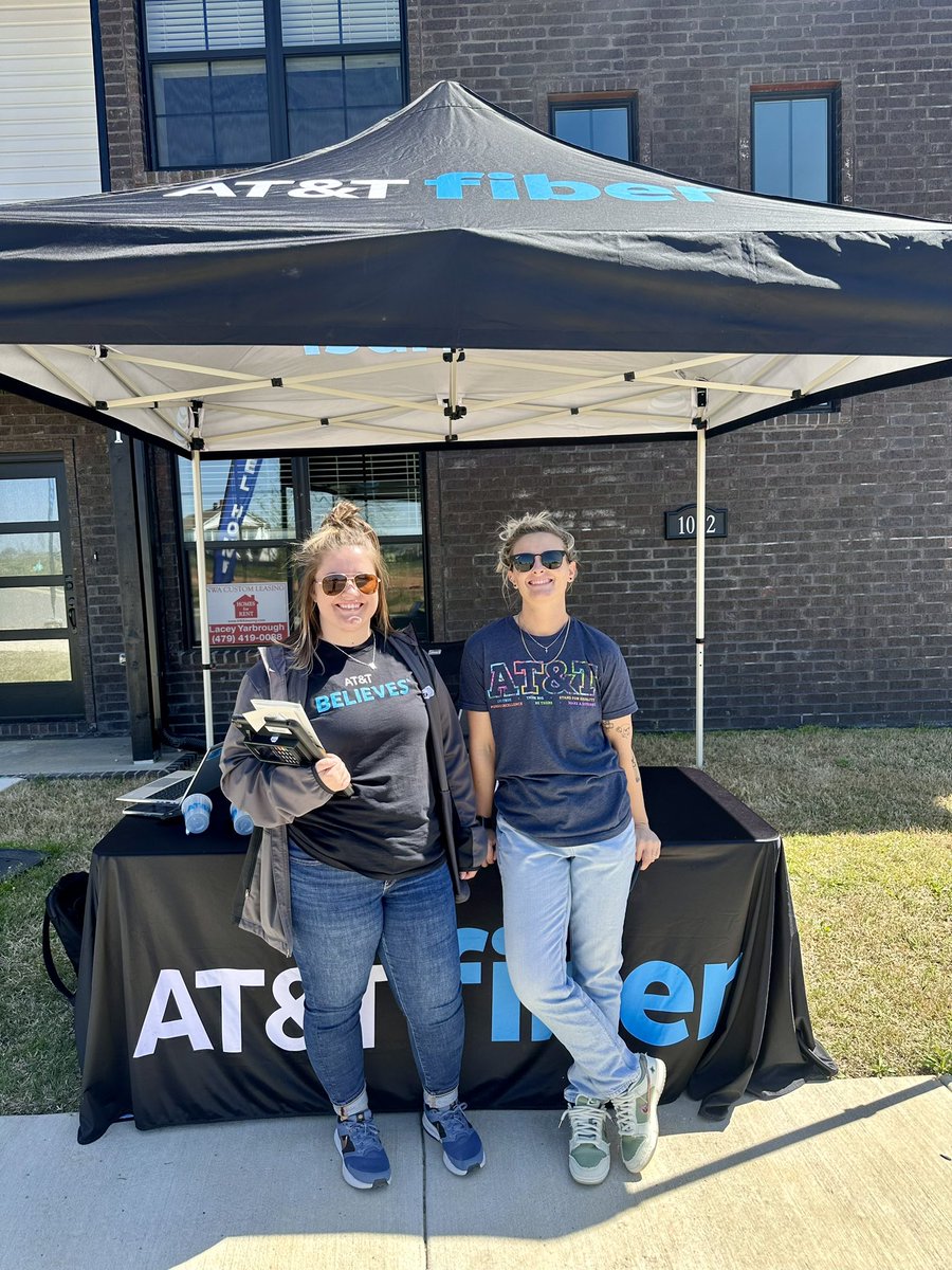 Out with IHX in Fayetteville converging households on this beautiful day!
#ATTfiber #converged #MPHH #KAMO #WinAsOne #AllinOne #winMOORE #KAMOconvergers @CoachAPacheco @Mairuu3 @MattBoone85 @AlyssaMoore_12 @KAMOkonnects