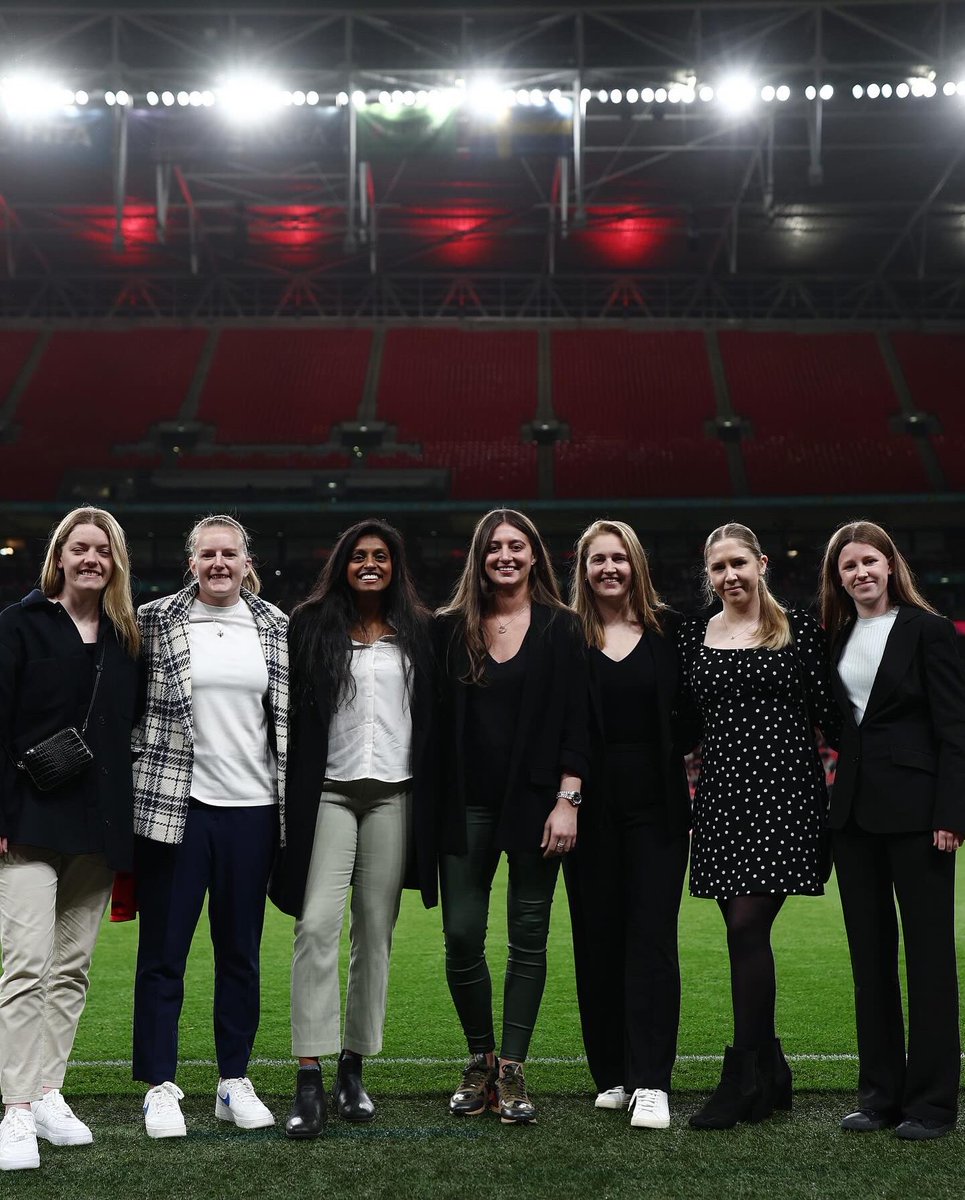 What an honour to receive a shirt with my last name in BSL. Thank you to <a href="/England/">England</a> and <a href="/EE/">EE</a> #Lionesses #bsl