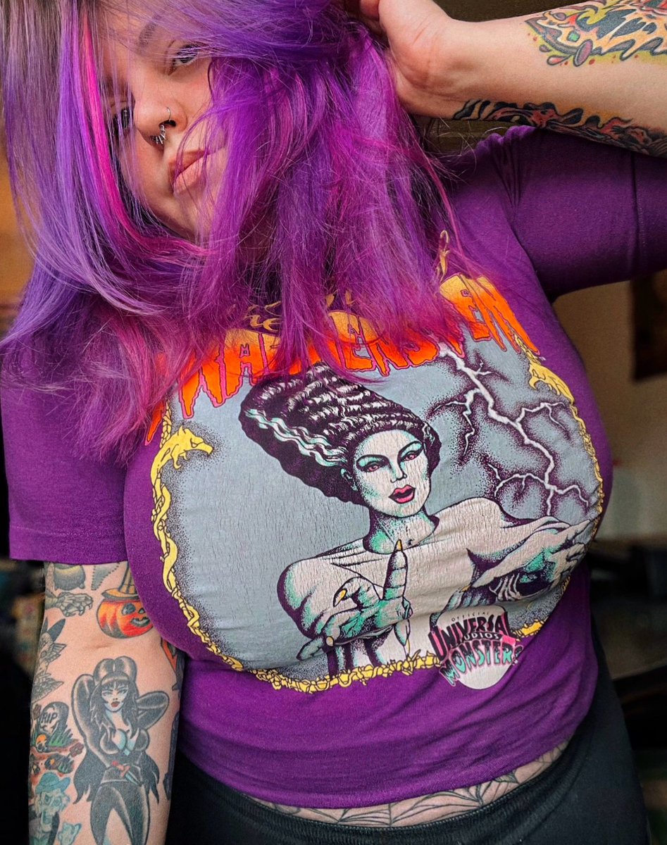 One of my favorite vintage shirts, I normally don’t like wearing it but at this point why keep it in storage 🤷🏼‍♀️ 
#universalmonsters #brideoffrankenstein #horror #vintage