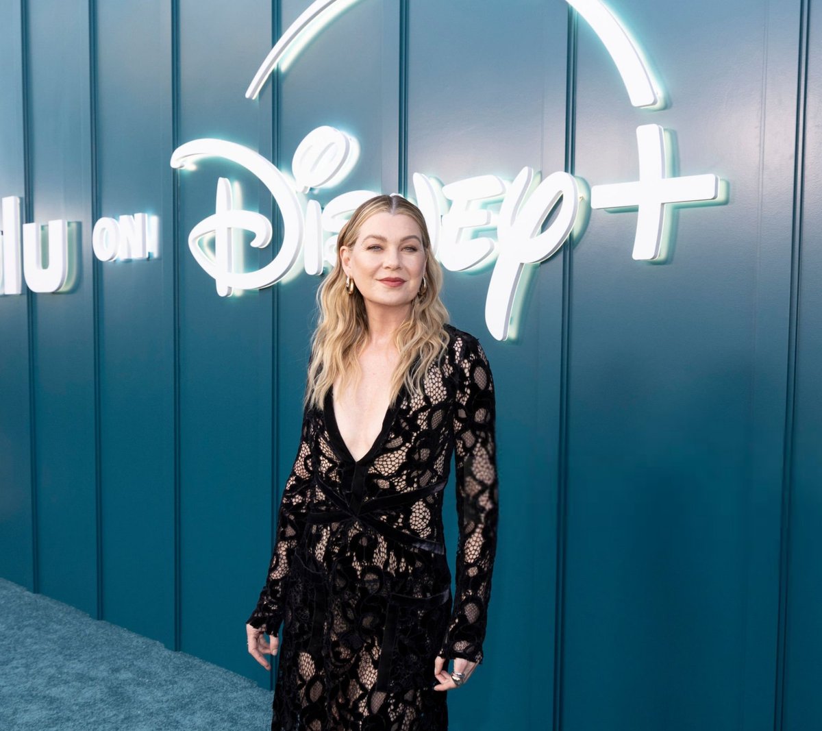 Mais de Ellen Pompeo no evento de lançamento do Hulu no Disney+. 🖤