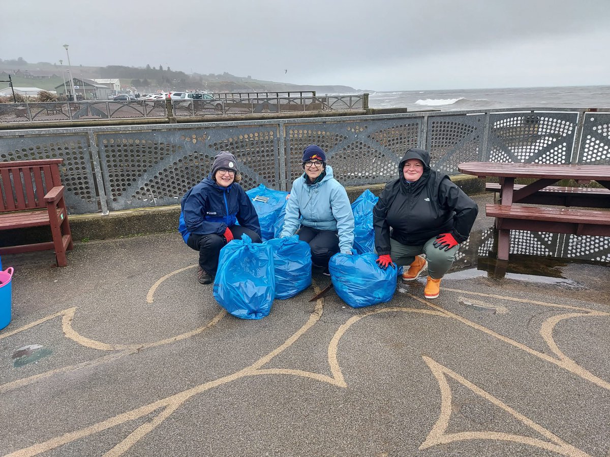 Wow!! Yet again, on a wild, wild morning, 40+ absolutely AWESOME volunteers removed 87kgs of waste at the monthly @PFStonehaven & @pawsonplastic #beachclean Stars every one!! 🌟 Love seeing so many families having fun! Part of @KSBScotland‘s #SpringCleanScotland campaign.