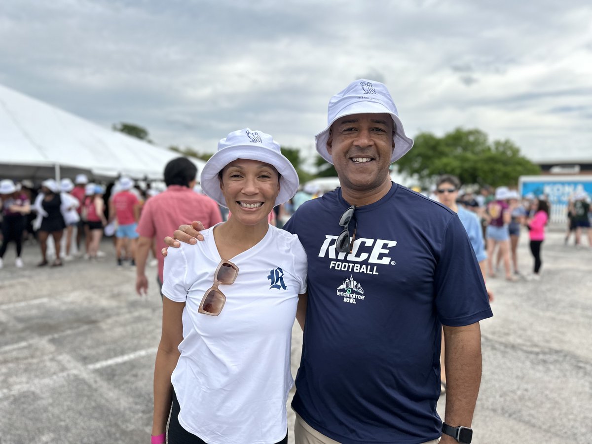 Paula and I had a great time welcoming @RiceAlumni to campus today for one of the university’s most beloved traditions — Beer Bike. Now, we are off to the Texas Hill Country to watch the solar eclipse with members and friends of the Rice community. #beerbike #solareclipse