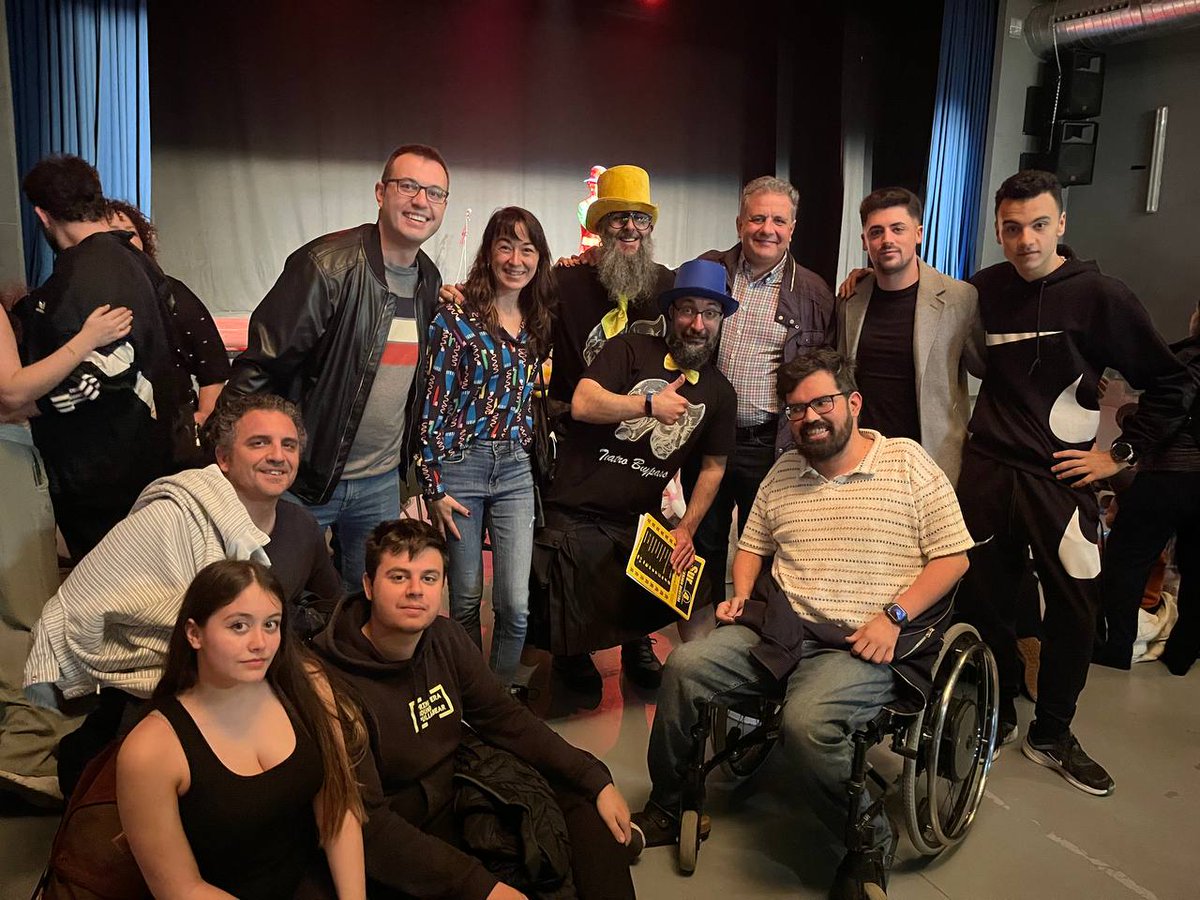 AytoParla's tweet photo. Celebramos #DíaMundialAutismo 💙 durante todo el día en  @Juventud_Parla Pedro Zerolo con la Asociación @TeaParla que, además de realizar la lectura de un manifiesto, preparó una magnífica velada: stands, personajes Disney, o teatro (de la mano de @teatrobaypass) por la mañana... https://t.co/YKnwwmkC4R