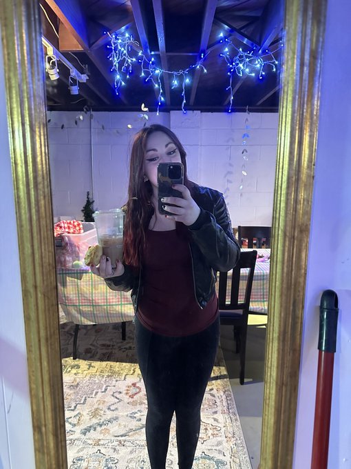 Everyone&rsquo;s favorite party decorator at it again! https://t.co/w4VvJifZ12