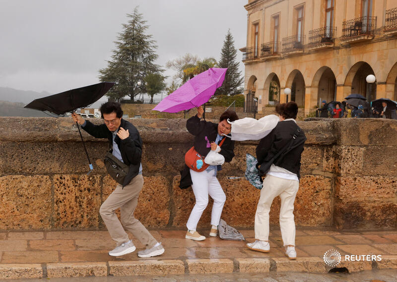 Tourists fight to hold their umbrellas during heavy rain and high winds in Ronda, Spain, as Storm Nelson hit. More photos of the week: reut.rs/4cHl7Rb 📷 Jon Nazca