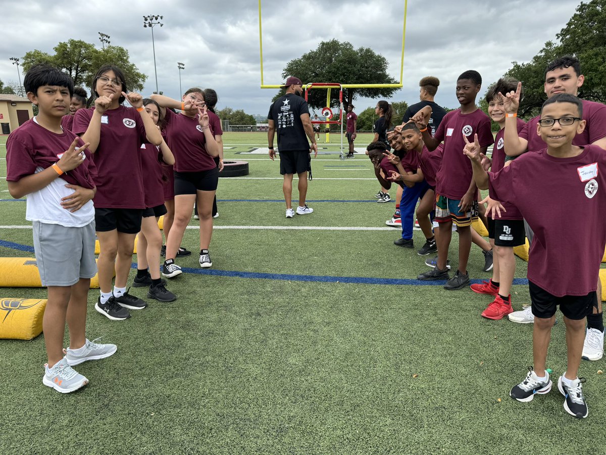 All ages had a blast @NorthSideFWISD Youth Sports Camp! We are so grateful to to Coach Johnson and all of the amazing coaches for your dedication to mentoring ALL of our kids! Our family loved serving along with you today! 🏈⚽️⛳️⚾️ @amramsey13 @CharlieGarciaFW @JosephTurner24