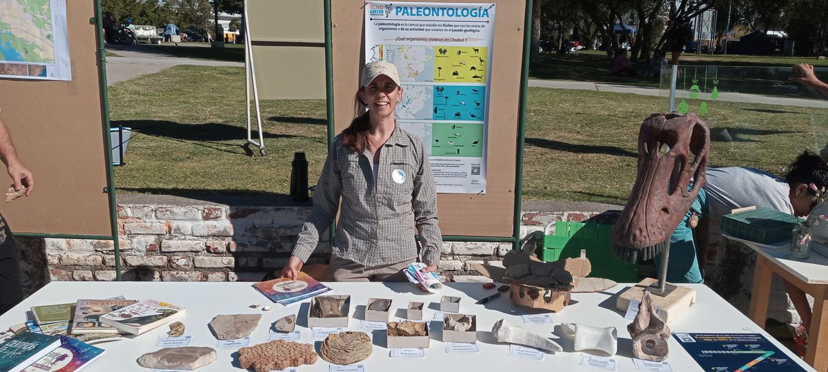 Con la ayuda de @mefpatagonia estamos participando en #eligocrecer #cienciaxargentina en la laguna Chicichano en Trelew. Los esperamos para hablar sobre fósiles!!!