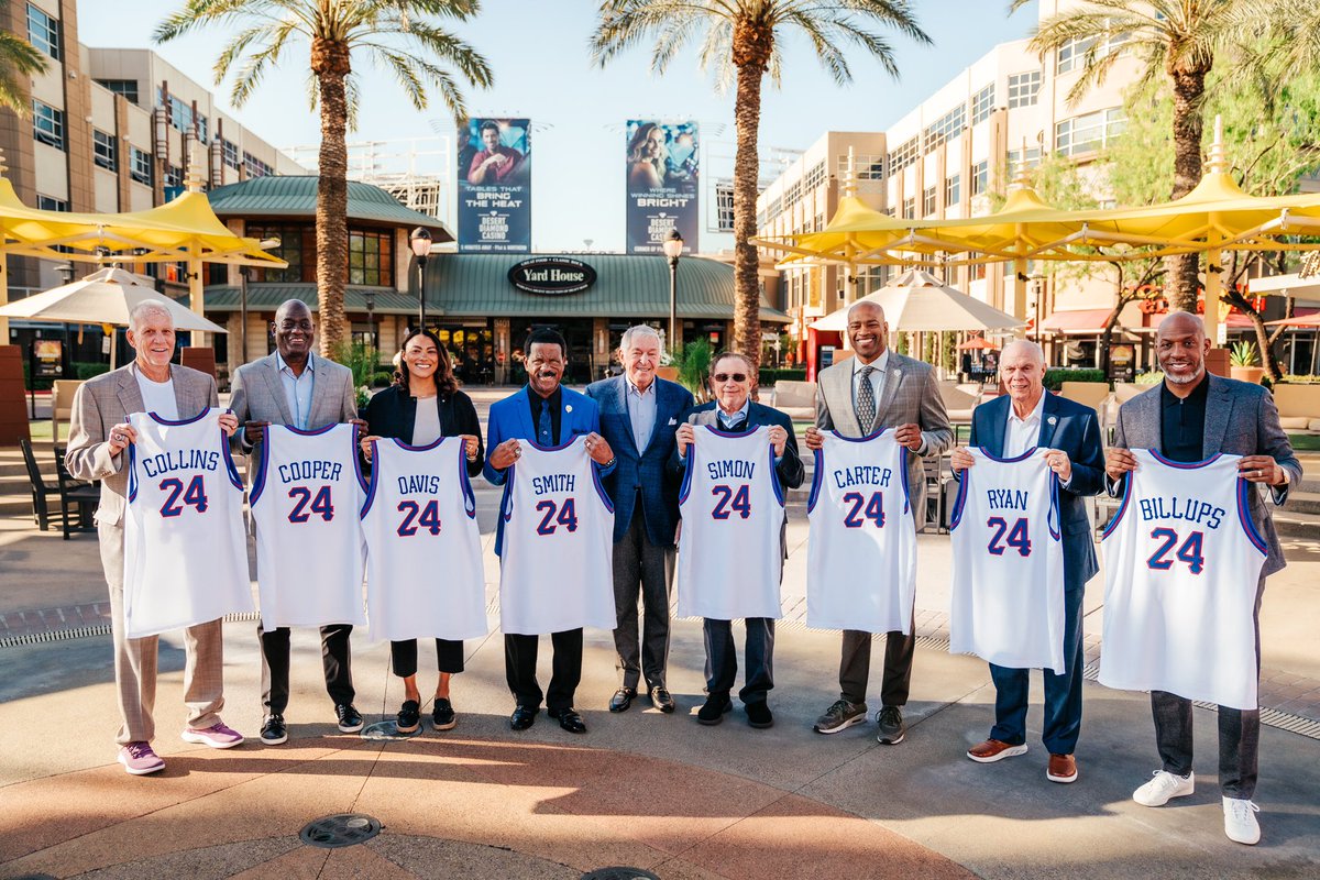 Family. 🏀🧡 #24HoopClass