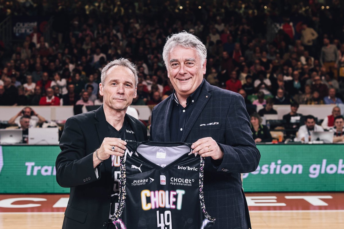 Avant le coup d'envoi de la rencontre CB vs Gravelines, un maillot 'carnaval' de Cholet Basket a été remis par notre Président à Monsieur @GBOURDOULEIX, Président de @choletagglo 

#CBBCM #CBFAMILY #BetclicElite