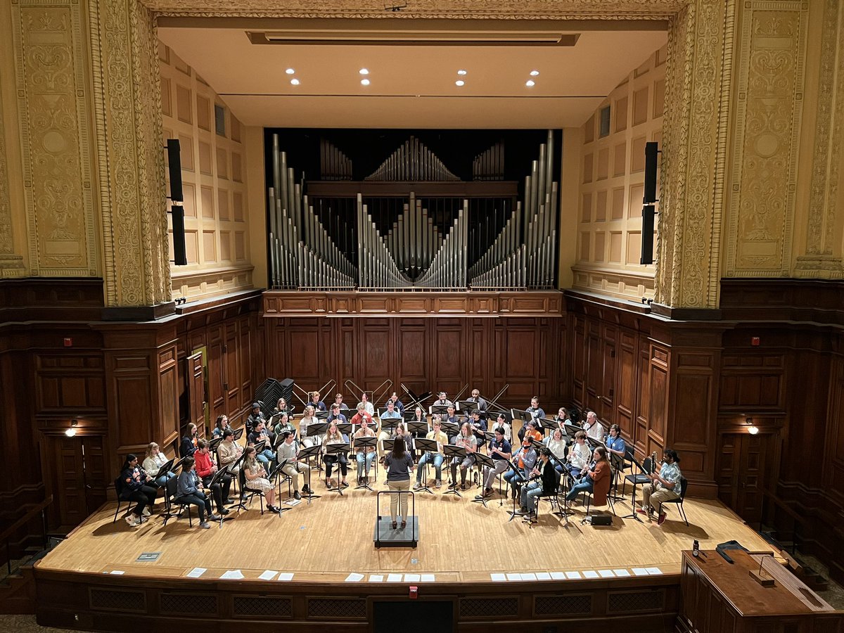 It’s CLARINET Day on the ILLINOIS campus. Welcome to all of our guests and current students as they participate in rehearsals, clinics, masterclasses and so much more. We are so lucky to have @iuraderezende and Janice Minor leading the way. @IllinoisMusic