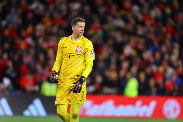 🗣️ Wojciech Szczęsny: 'Why did I disappear before the penalty shootout against Wales? Official or unofficial version? I went to analyze the penalties in peace. And 'in peace' means with a cigarette.' [via @ilbianconerocom] #Juventus