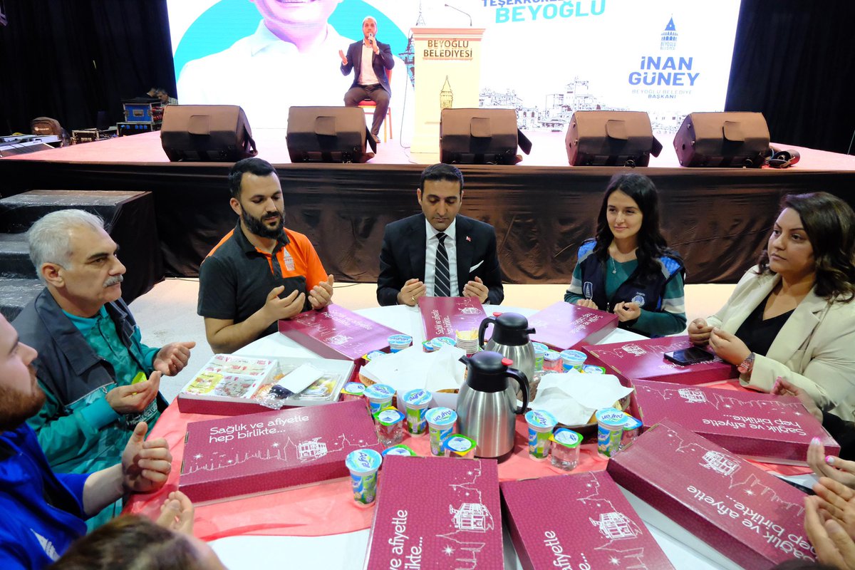 Belediye emekçilerimiz ile ilk soframızı kurduk, komşularımızla buluştuk.

Daha nice iftarlarda buluşmak dileğiyle.

📍Hasköy Kültür Sanat ve Gösteri Merkezi