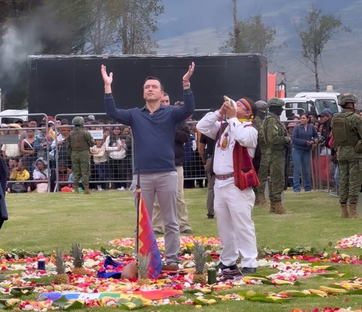 El Primer Mandatario de Ecuador en estos momentos mientras el país enfrenta la PEOR CRISIS INTERNACIONAL Y DE INSEGURIDAD.
Es repugnante.

Mi rechazo absoluto a un Presidente INDOLENTE E IGNORANTE! #11VECESNO