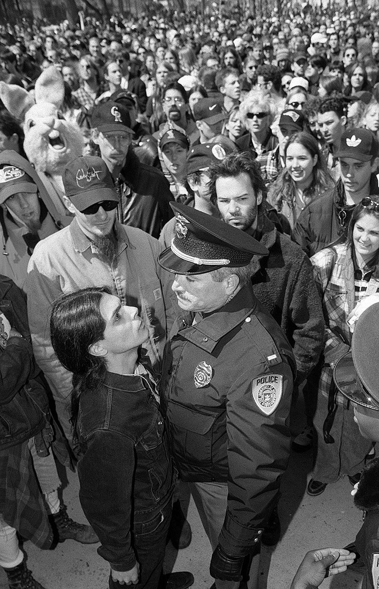 A member of the Hash Bash sound crew argues with a U-M police lieutenant about the organizers' attempt to keep the sound system working beyond the 1 p.m. deadline. (📸 Eli Gurfinkel, April 7, 1996, @annarbornews)