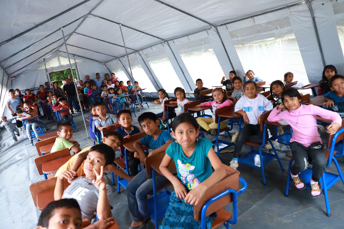 ¡La educación persiste! Desde 2018, las carpas donadas por @UNICEFGuatemala siguen en servicio, proporcionando un refugio de aprendizaje para los niños guatemaltecos. ¡Gracias al @MineducGT por mantener vivo este compromiso! 💙🏫