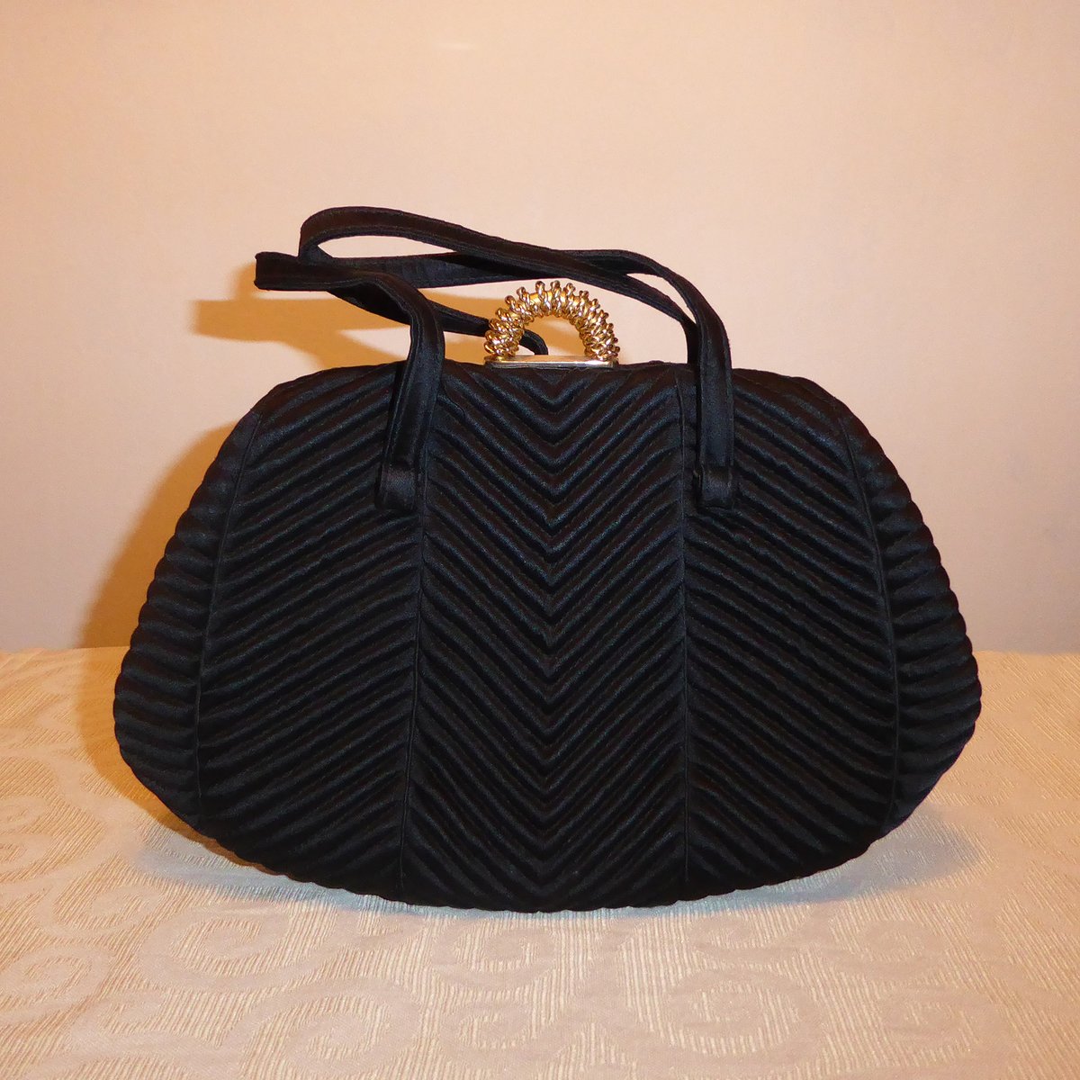 Vintage Handbag ~ Very stylish ~ Find it in my Etsy shop ~ REDUCED ~ #vintage #handbag #vintagebag #millyfiory millyfiory.etsy.com