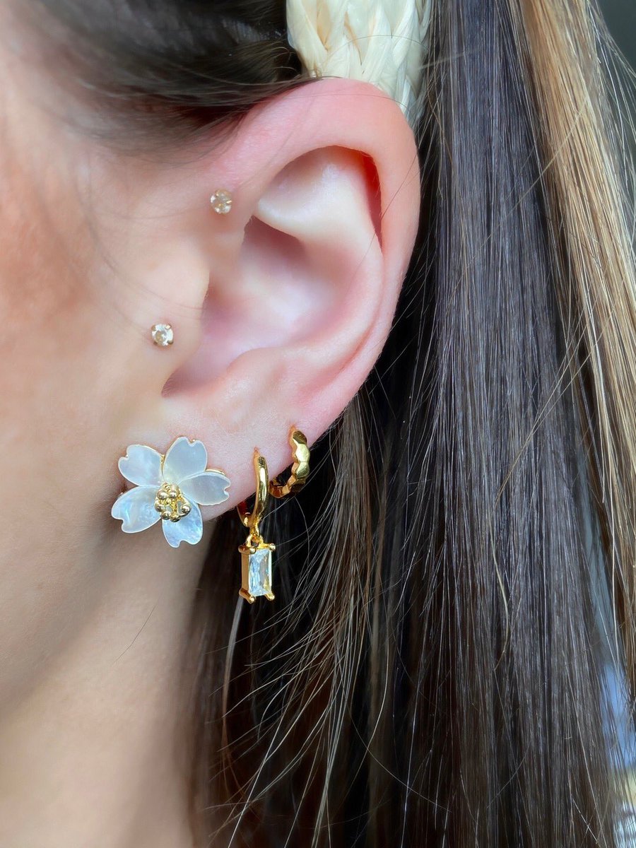 Today's ear stack 🤍 #kinsleyarmelle #stainlesssteeljewelry #earrings #studearrings #earstack #huggies #huggieearrings #floral #springtime #spring