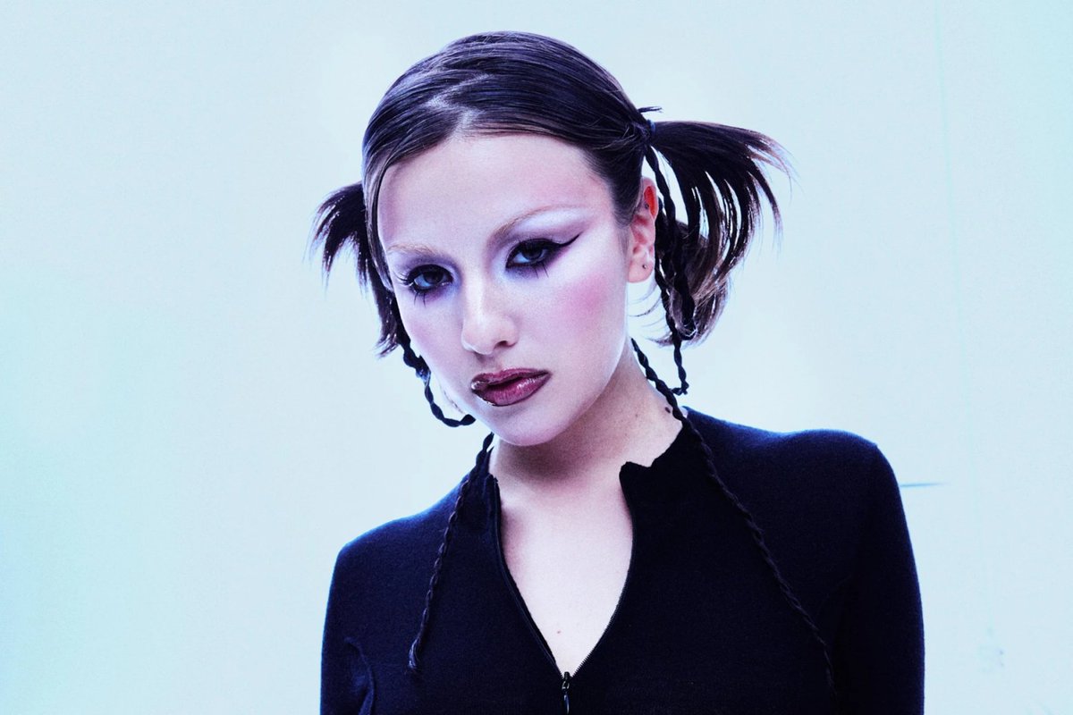 “Cold Cement” is an impressive showcase of <a href="/ezi/">EZI</a>'s haunting voice as she journeys through the valley of romance.
✍️: @radicrandall
🔗: v13.net/2024/04/ezi-co…
#EZI #songreview #pop